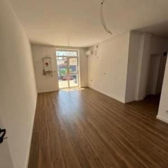 Apartament cu 3 camere semidecomandat în Parcul Carol