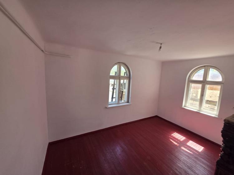 Casă cu 4 camere cu Teren 550 Mp în Central