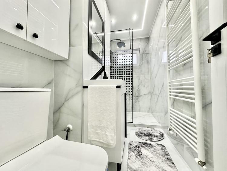 Apartament cu 3 camere semidecomandat, mobilat în Dâmbovița