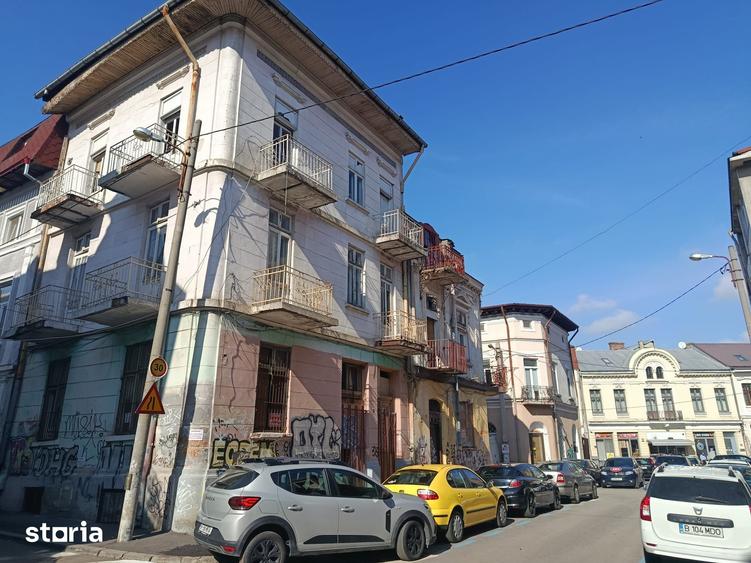 Casă cu 9 camere cu Teren 69 Mp în Centrul Istoric
