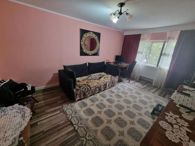 Apartament cu 4 camere decomandat, mobilat în Dacia