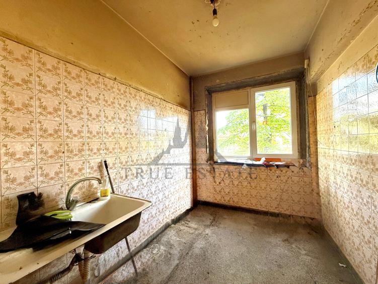 Apartament cu 3 camere semidecomandat în 1 Mai