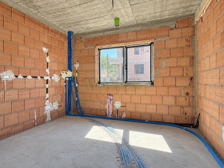 Duplex cu 4 camere cu Canalizare în Florești