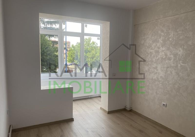 Apartament cu 4 camere decomandat în Tractorul