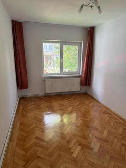 Apartament cu 3 camere decomandat în Județean