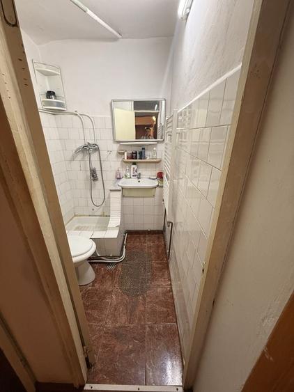 Apartament cu 4 camere decomandat în Craiovița Nouă