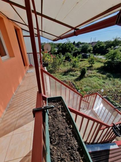 Casă individuală cu 8 camere cu Canalizare în Fratelia