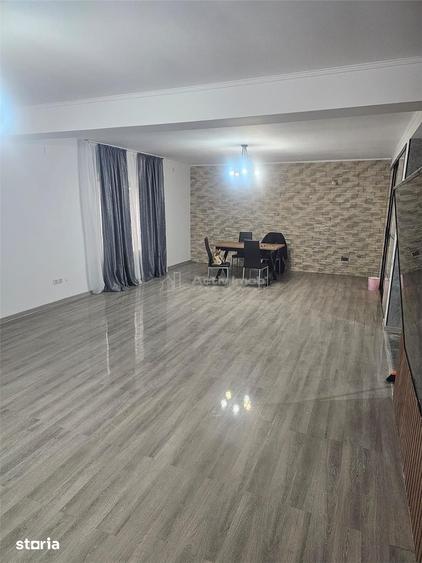 Casă cu 5 camere cu Teren 400 Mp în Răzvad