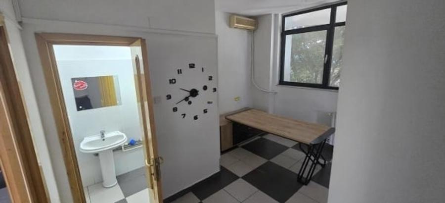 Birou, de 252 mp, în Central
