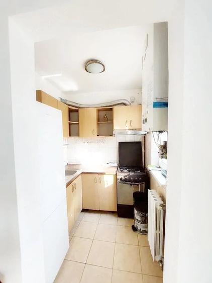 Apartament cu 3 camere semidecomandat, mobilat în Dacia