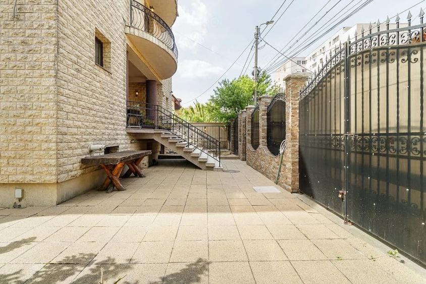 Casă cu 7 camere cu Teren 300 Mp în Colentina