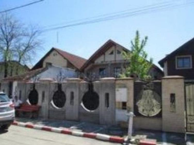 Casă cu 5 camere cu Teren 670 Mp în Central