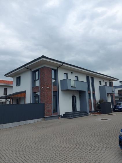 Duplex cu 4 camere cu Canalizare în Florești