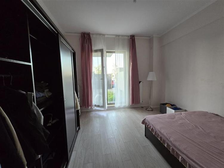 Apartament cu 3 camere semidecomandat în Bucureștii Noi