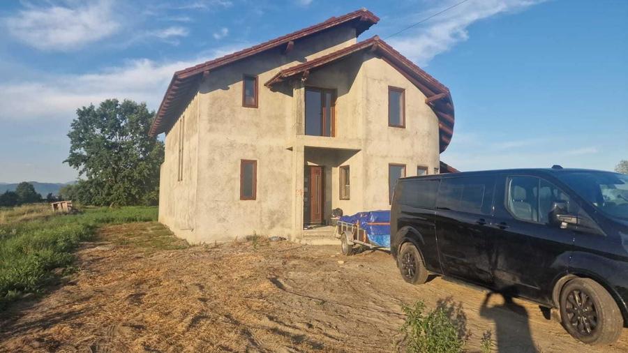 Casă cu 3 camere în Colțirea