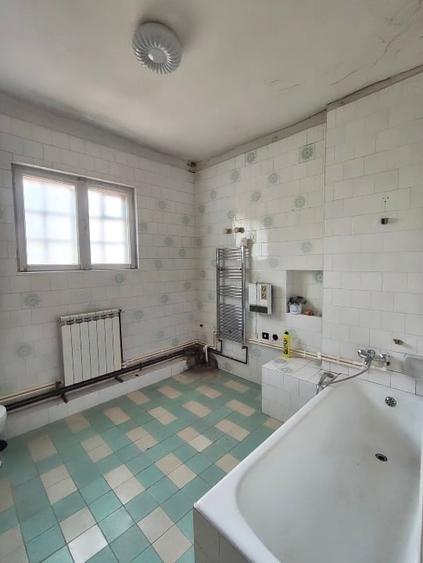Casă individuală cu 5 camere cu Canalizare în Central