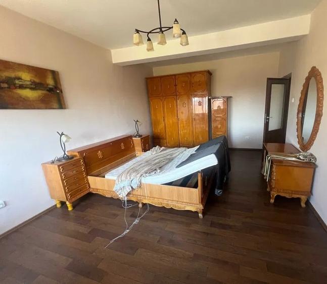 Casă cu 6 camere cu Teren 500 Mp în Lazu