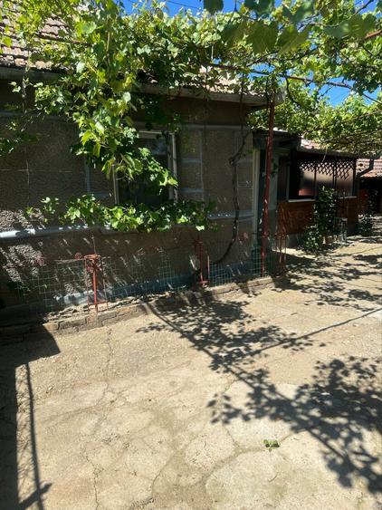 Casă cu 5 camere cu Teren 2500 Mp în Tăut