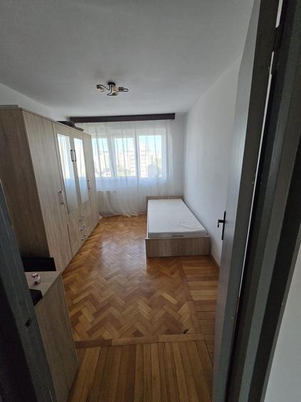 Apartament cu 3 camere semidecomandat în Dristor