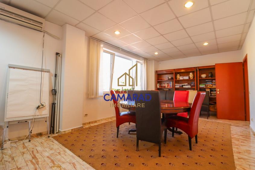 Casă individuală cu 10 camere cu Canalizare în Iancului