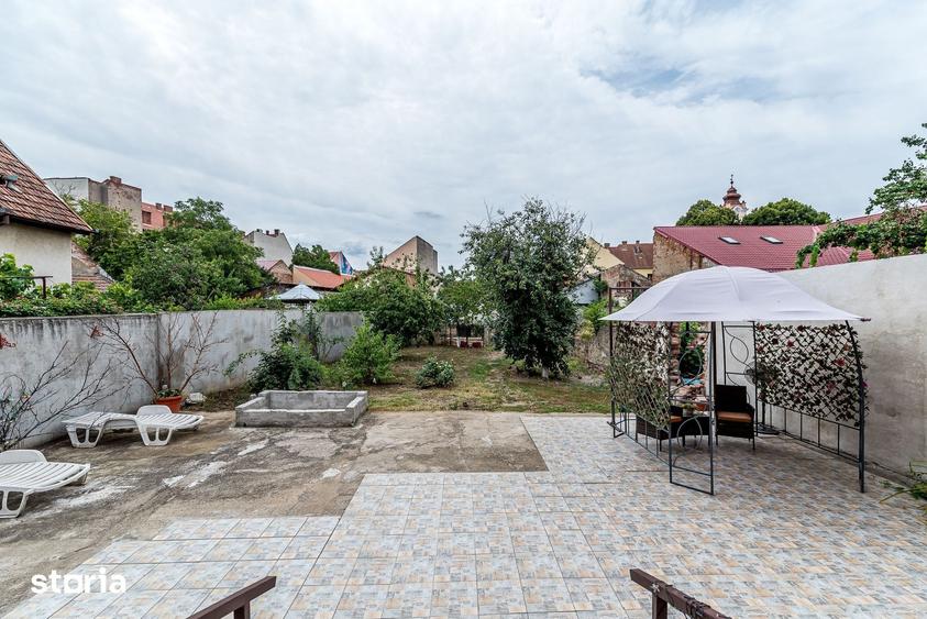 Casă cu 6 camere cu Teren 558 Mp în Central