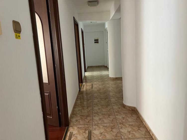 Casă individuală cu 10 camere cu Canalizare în Barbu Văcărescu