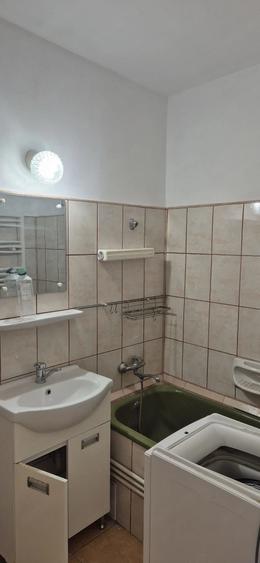 Garsonieră decomandată în Piața Centrală