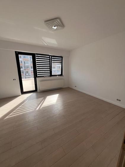 Penthouse cu 3 camere semidecomandat în Dorobanți