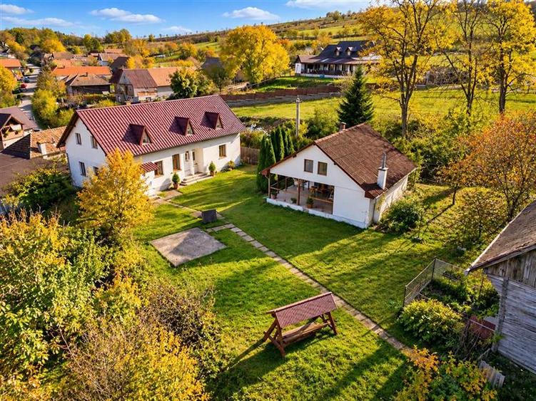 Casă individuală cu 8 camere cu Teren 3765 Mp în Pădureni