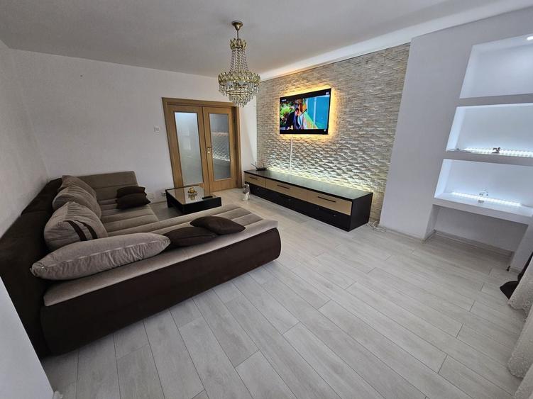 Apartament cu 3 camere, mobilat în Decebal