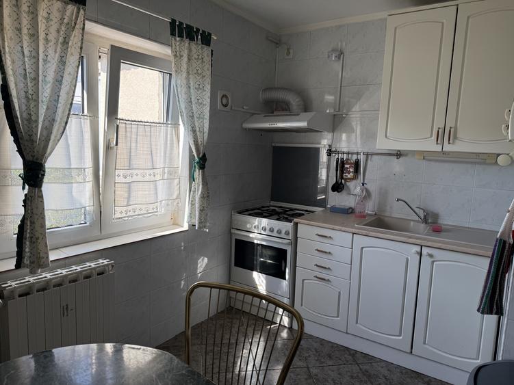 Apartament cu 3 camere decomandat, mobilat în Decebal