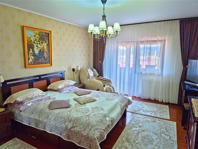 Duplex cu 6 camere cu Canalizare în 1 Mai