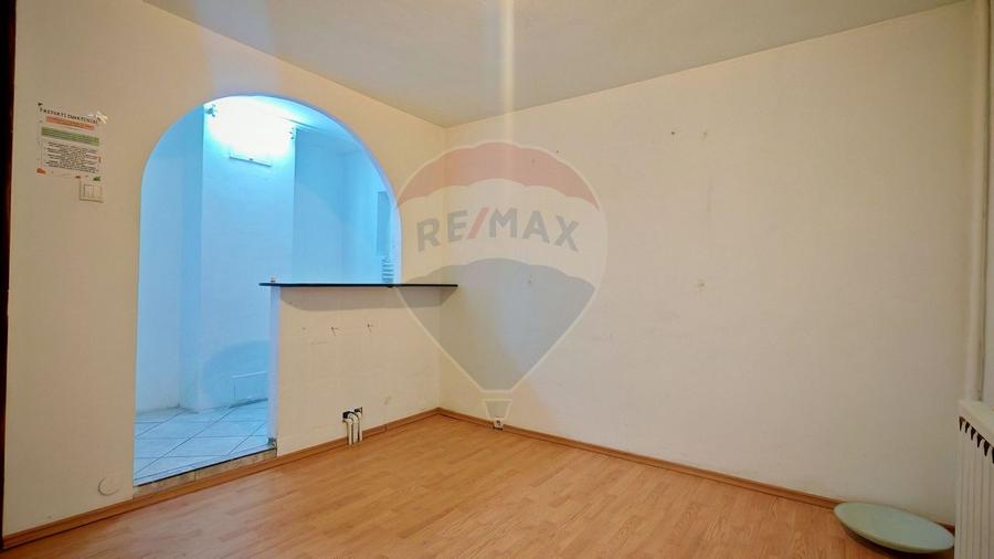 Apartament cu 5 camere decomandat în Aviației