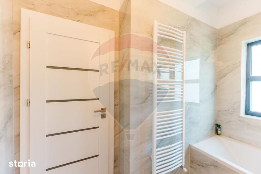 Casă cu 5 camere cu Teren 50 Mp în Subcetate
