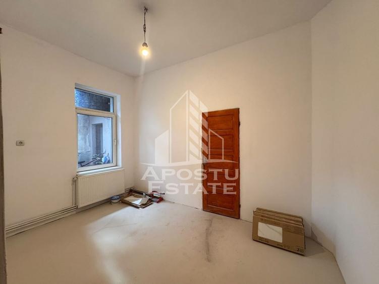 Apartament cu 5 camere semidecomandat în Bălcescu