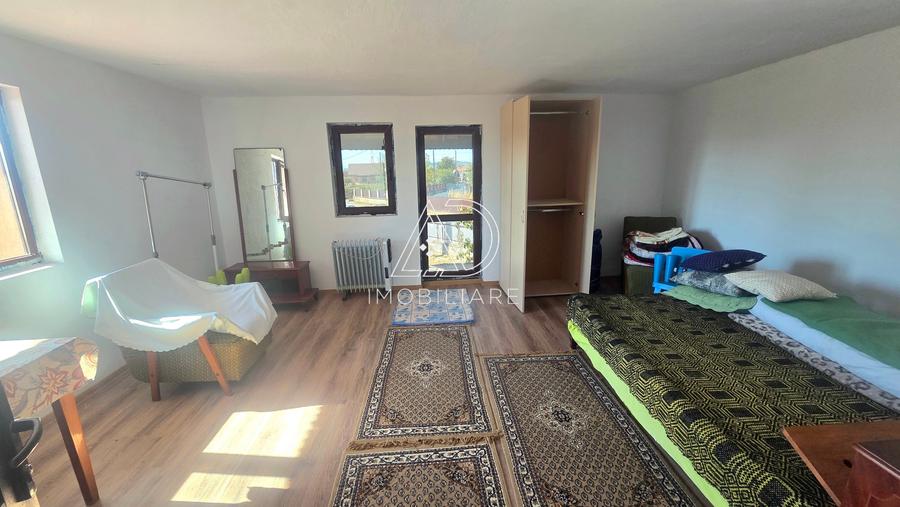 Casă individuală cu 7 camere cu Canalizare în Vest