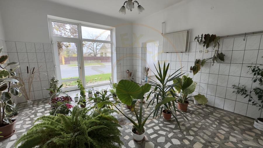 Casă individuală cu 7 camere cu Canalizare în Central