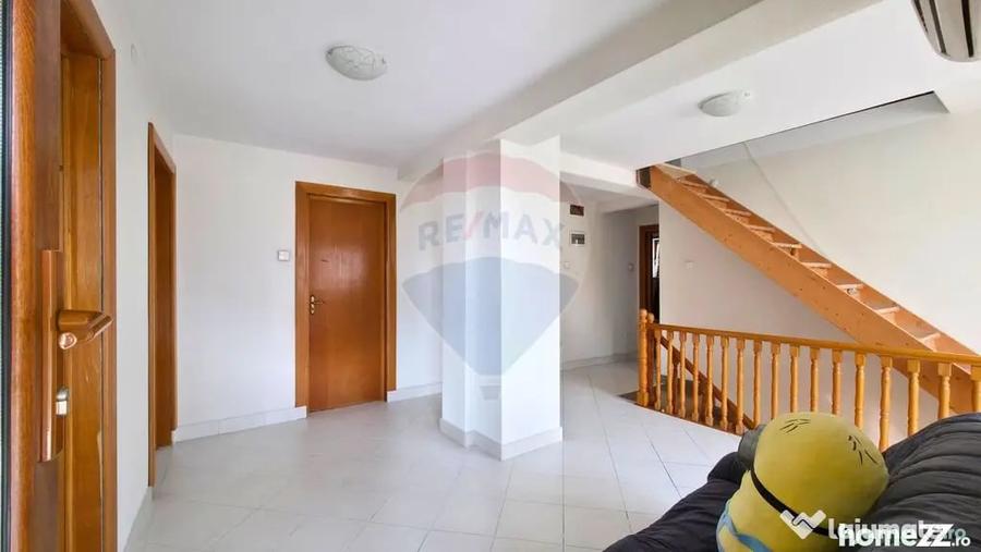 Casă cu 7 camere cu Teren 350 Mp în Lacul Morii