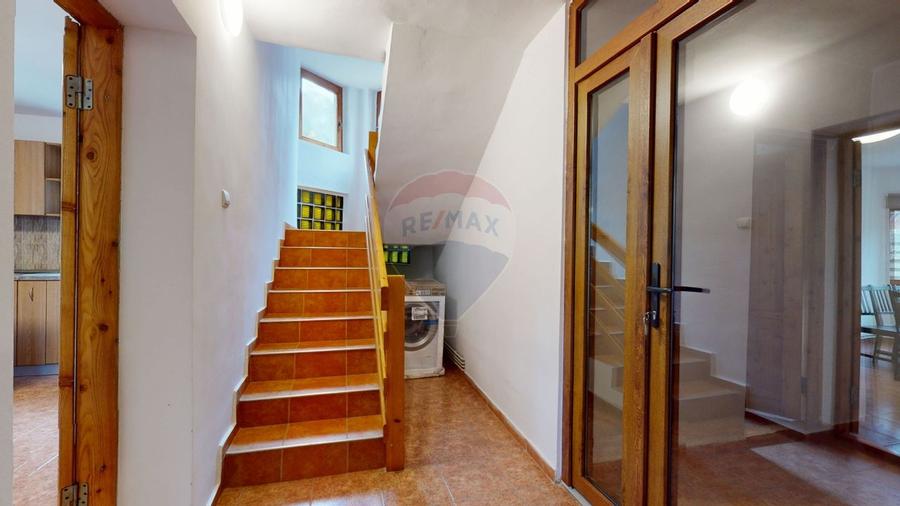 Casă cu 7 camere cu Teren 986 Mp în Plaiul Foii