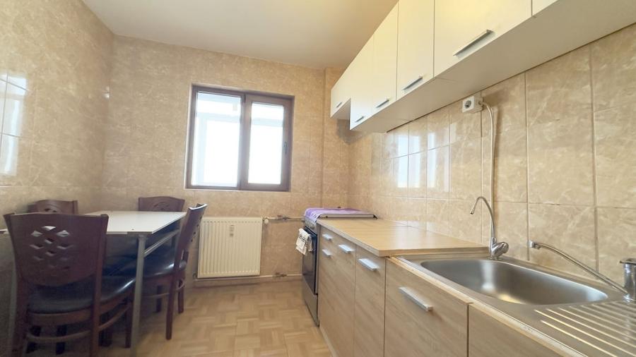 Apartament cu 3 camere semidecomandat în Rahova
