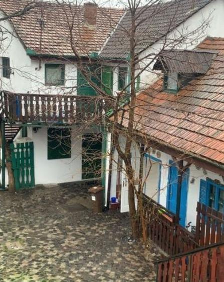 Casă individuală cu 6 camere cu Teren 641 Mp în Central