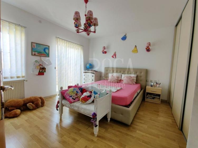 Casă individuală cu 11 camere cu Canalizare în Zorilor