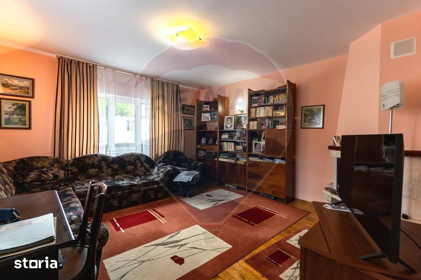 Casă cu 4 camere cu Teren 1673 Mp în Central