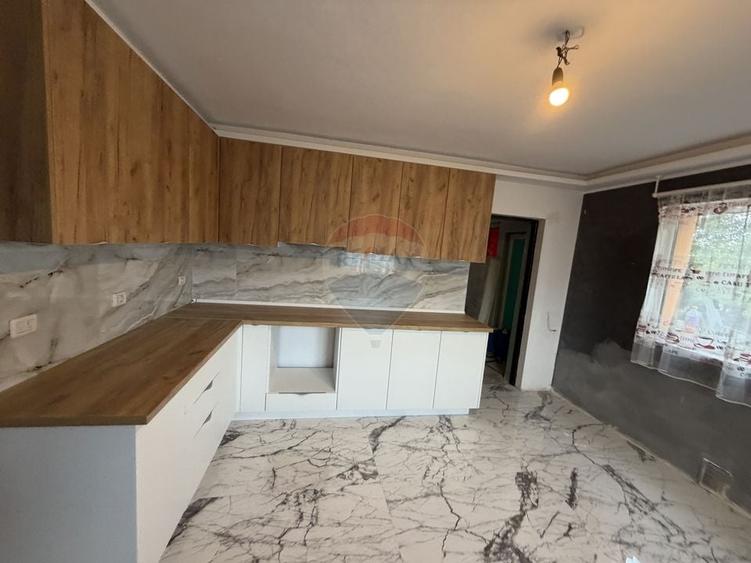 Casă individuală cu 8 camere cu Canalizare în Vulturu