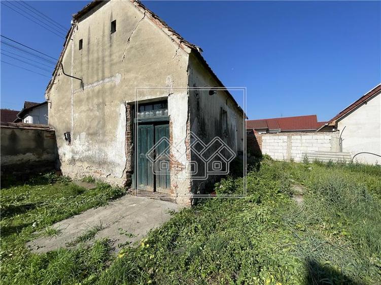 Casă individuală cu 2 camere cu Teren 2162 Mp în Periferie