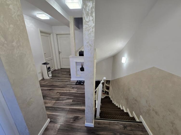 Casă cu 5 camere cu Teren 203 Mp în 1 Decembrie