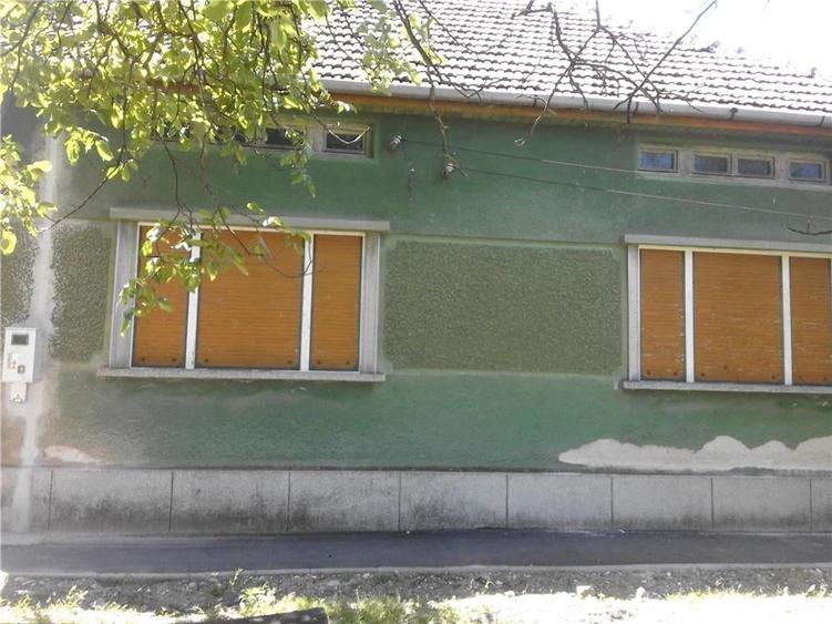 Casă cu 8 camere cu Teren 4820 Mp în Belinț
