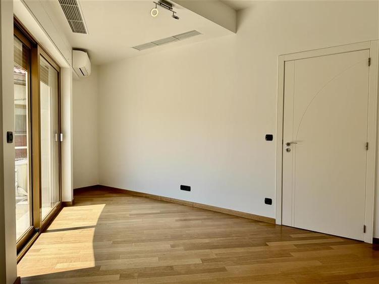 Apartament cu 5 camere decomandat în Primăverii