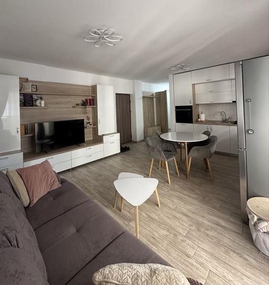 Apartament cu 3 camere decomandat în Florești