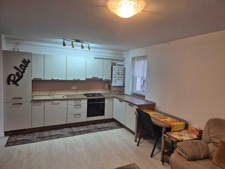 Apartament cu 2 camere decomandat în Tractorul